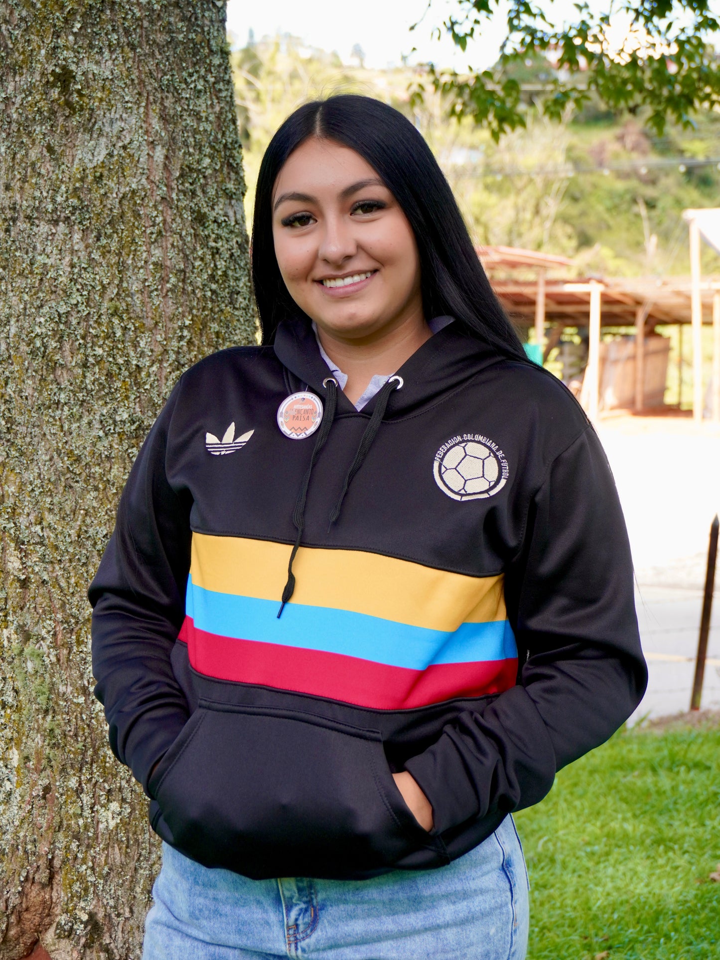 Buso bicentenario Colombia mujer beige y negro