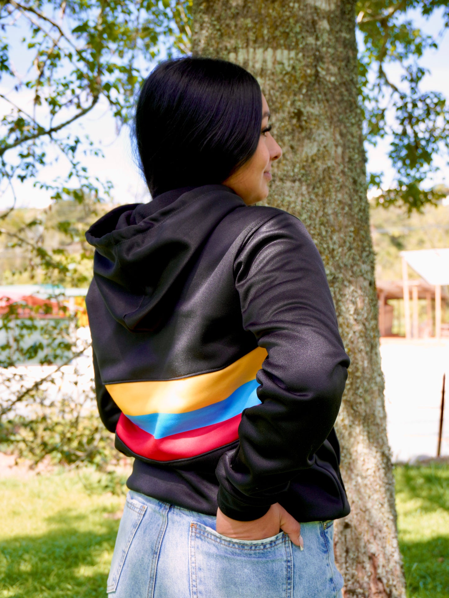 Buso bicentenario Colombia mujer beige y negro