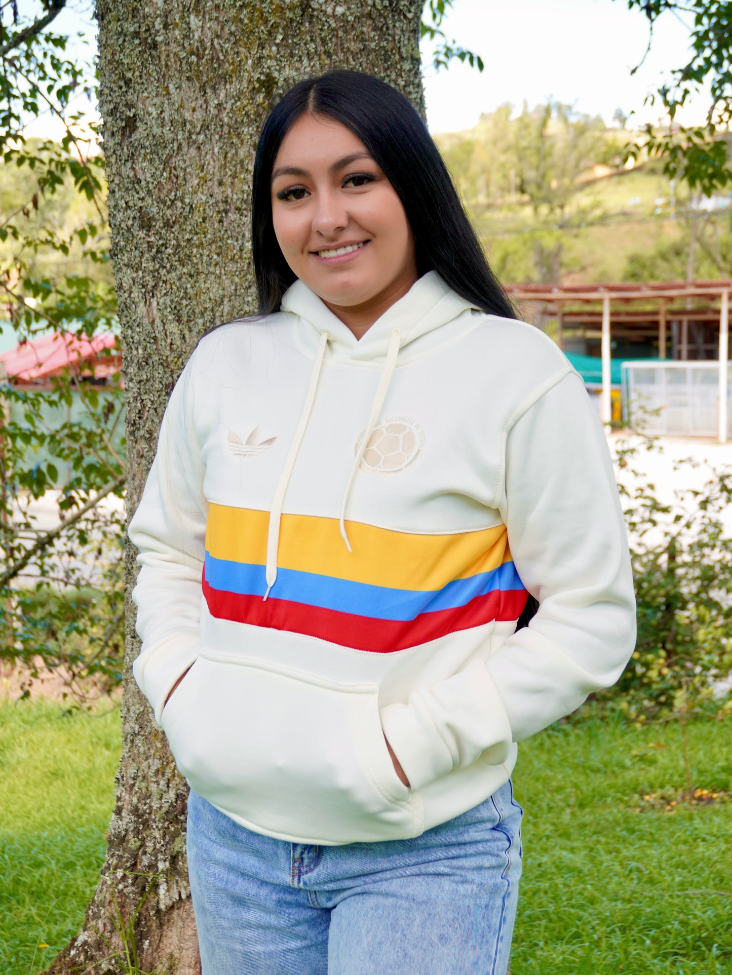 Buso bicentenario Colombia mujer beige y negro