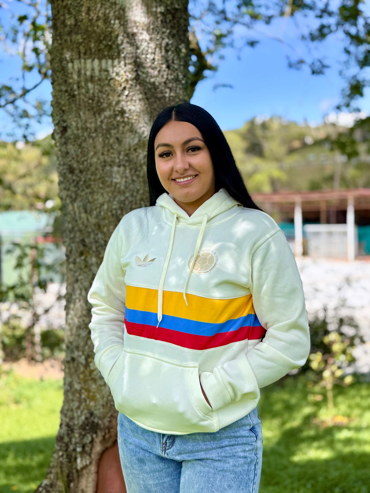 Buso bicentenario Colombia mujer beige y negro