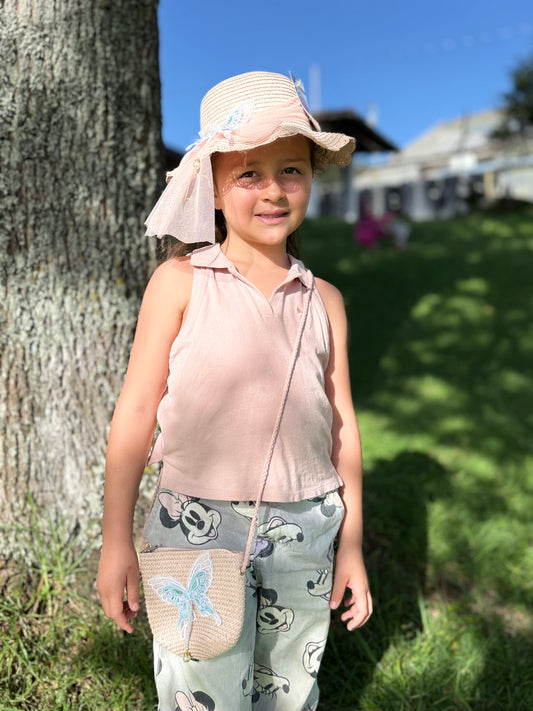 Pava niña con bolso