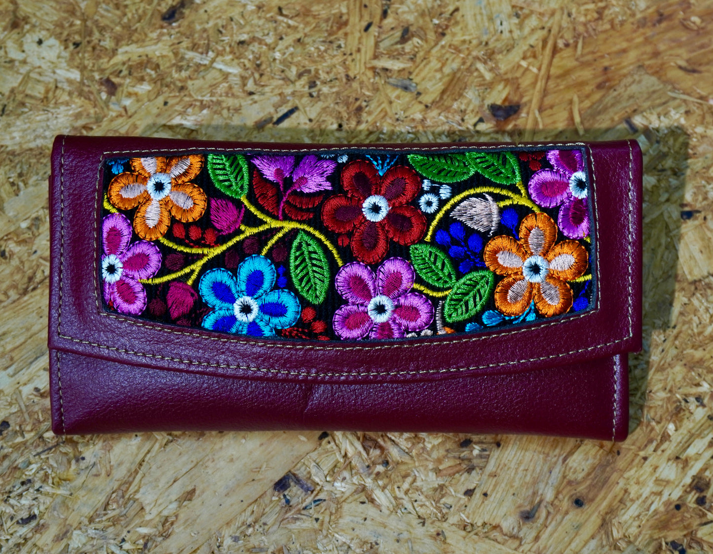 Billetera larga cuero bordado