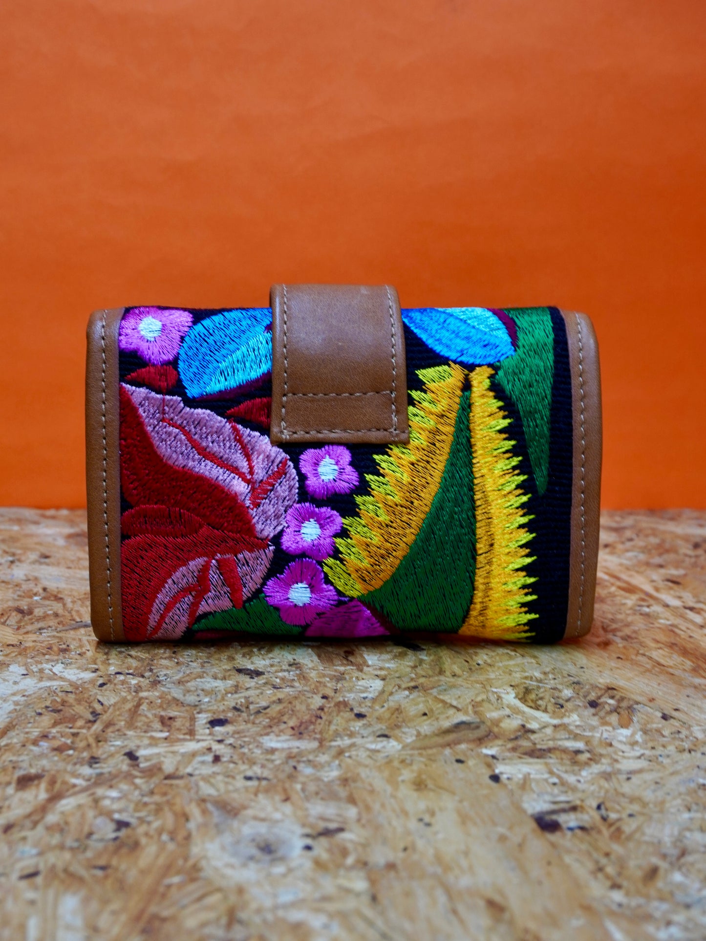 Billetera cuero bordado