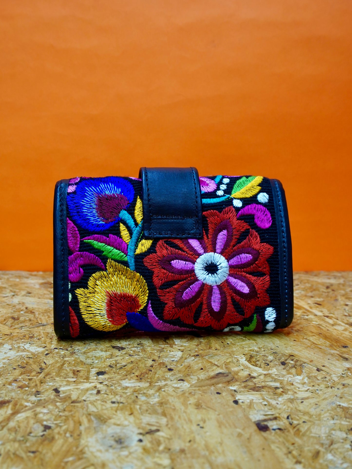 Billetera cuero bordado