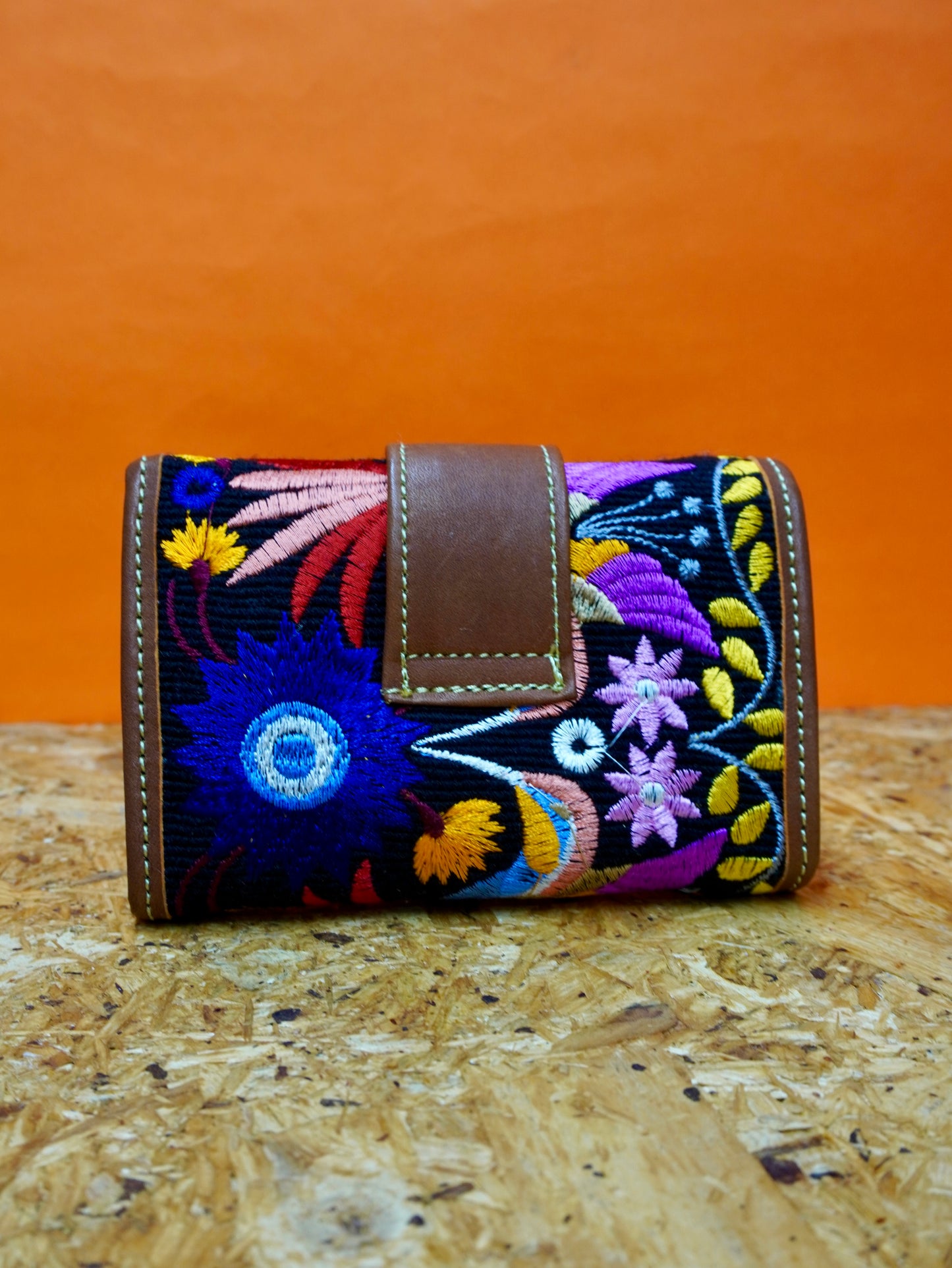 Billetera cuero bordado