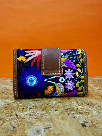 Billetera cuero bordado