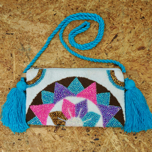 Cartera sobre piedra