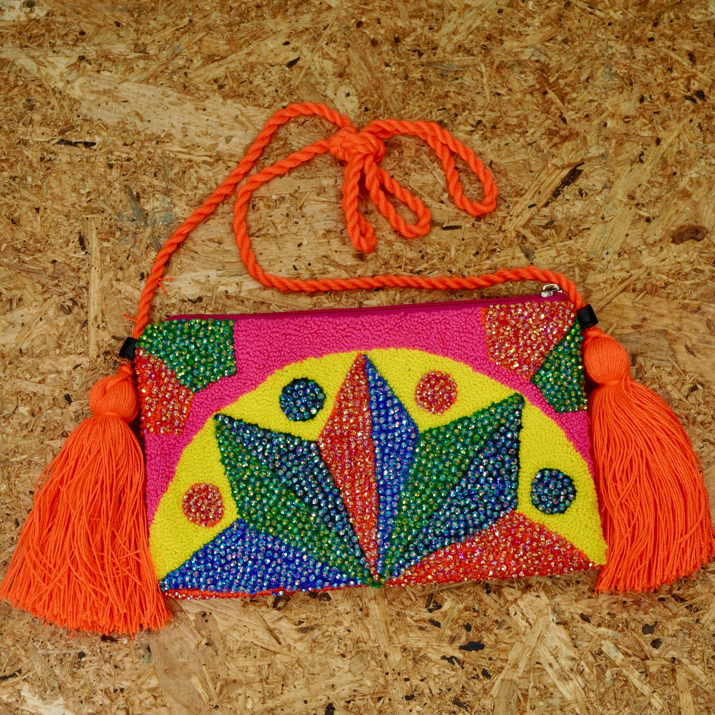 Cartera sobre piedra