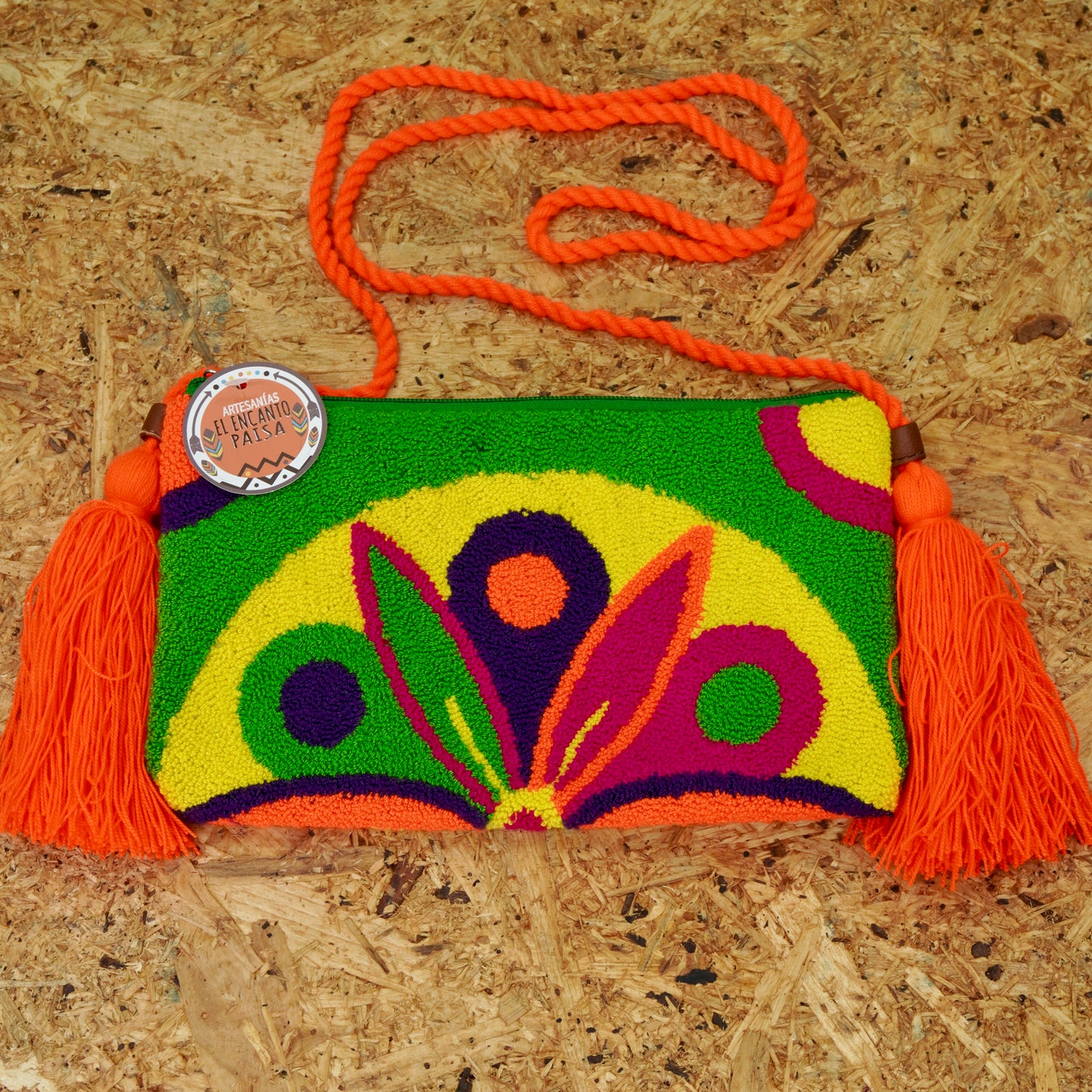 Cartera sobre piedra